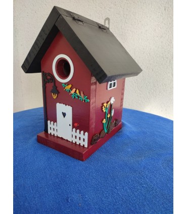 Nichoir artisanal en bois décoré pour oiseaux