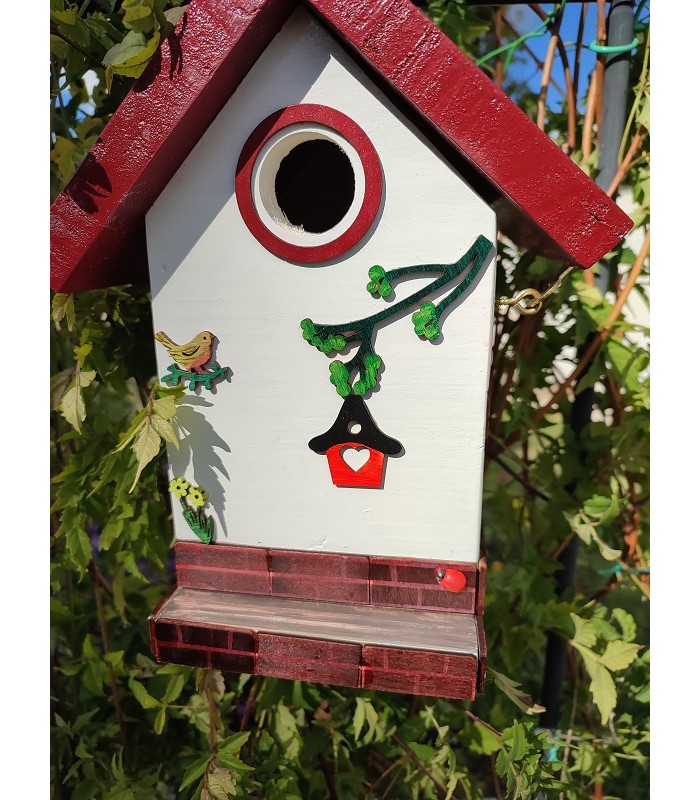 Nichoir artisanal en bois décoré pour oiseaux